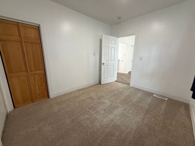 Building Photo - 4 Bedroom updated home in Grand Rapids