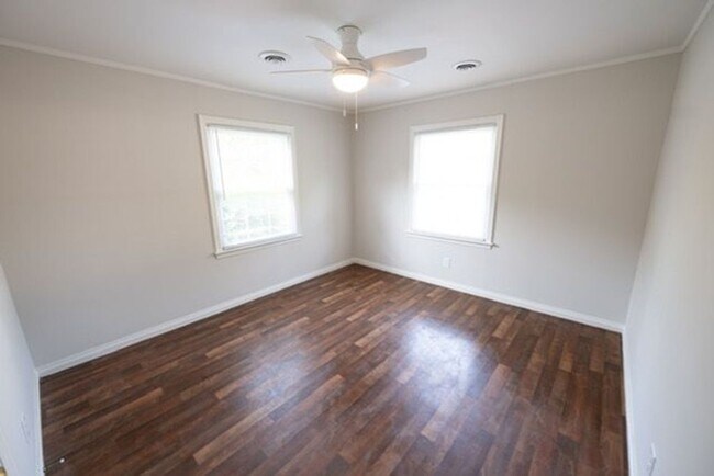Building Photo - South Knox Cottage!!!