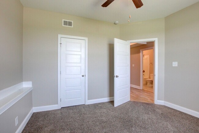 Building Photo - 1121 Cardinal Creek Dr
