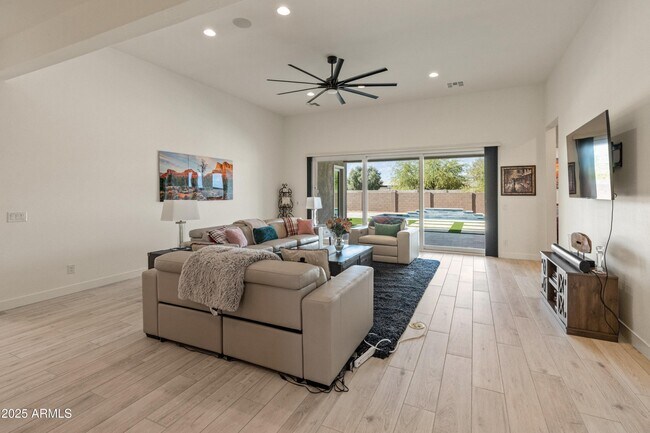 Building Photo - 4236 E Whisper Rock Trl