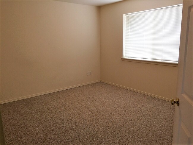 Building Photo - 2305 W Woodin Ave