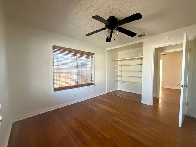 Building Photo - Charming rental home in Southeast San Antonio!