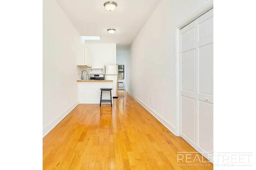 Building Photo - 1 Bed | 1 Bath | $3,399 | Railroad Layout | Pet Friendly | L Train + Near M
