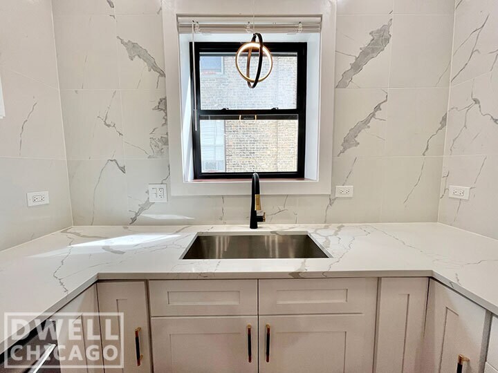 Building Photo - 4010 W Warwick Ave