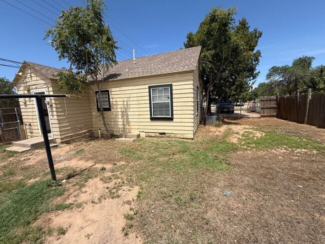 Building Photo - 2 Bed 1 Bath Home