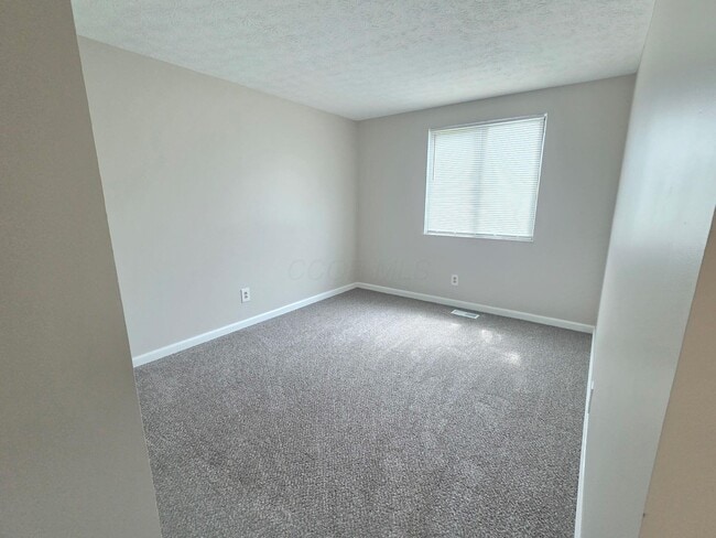Building Photo - 5225 Wolf Run Dr