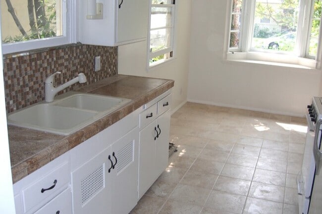 kitchen and nook - 1347 Oak St