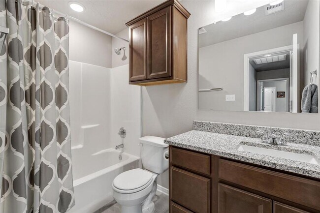 Building Photo - Like new 3 bedroom, 2 bath in the gated community of Point Aquarius/Summerchase