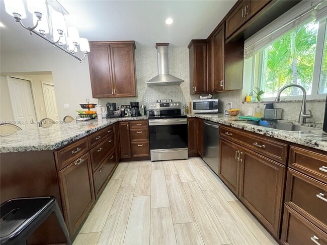 Building Photo - 557 De Leon Dr