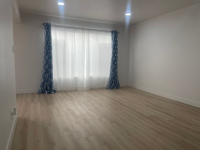 Building Photo - Beach at Your Door | Renovated Ocean Blvd Unit- 2 Weeks Rent Free