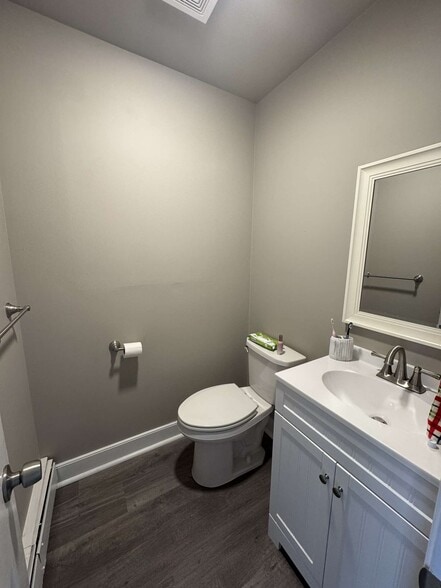 Half bathroom - 68 Robert Rd