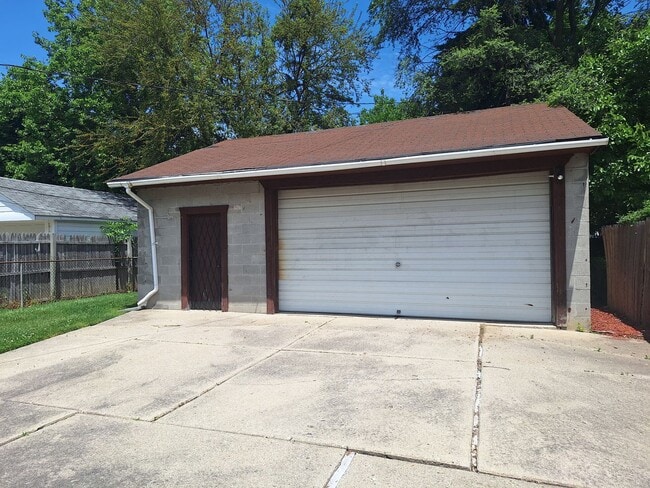 Building Photo - Charming 2 bedroom home in Harper Woods