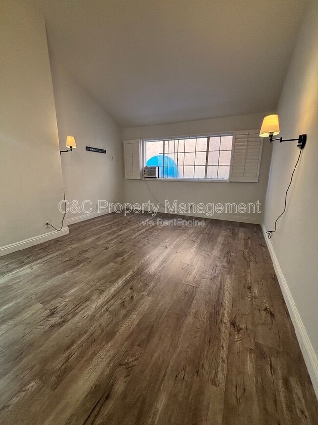 Building Photo - 533 W 23rd St