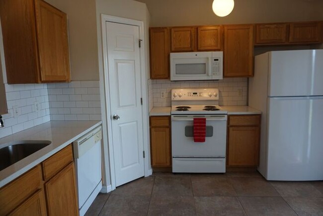 Building Photo - 3 Bedroom Home with Garage