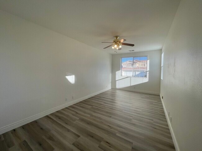 Building Photo - Carry Over Showing: This property has been...