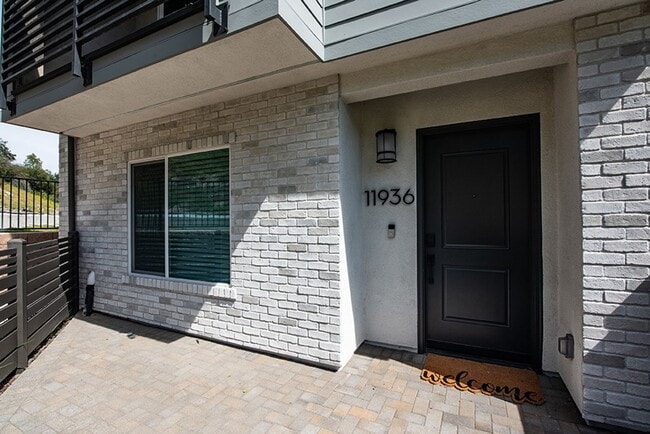 Building Photo - Charming 4 Bedroom 3.5 Bath in Carmel Mountain Ranch