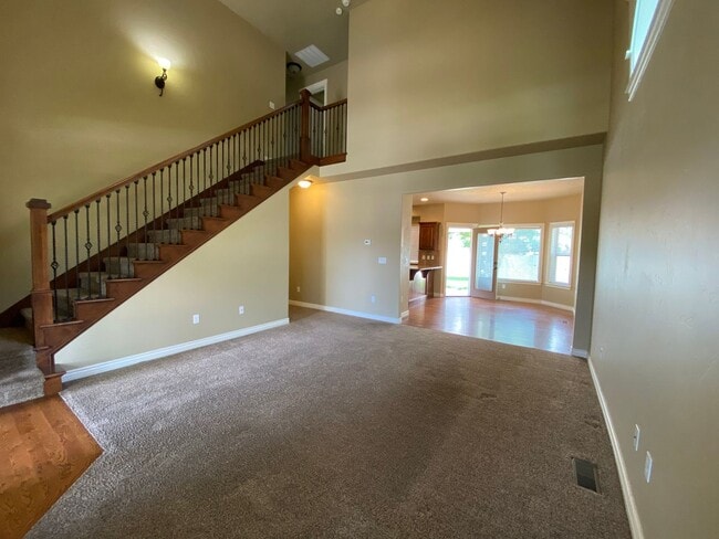 Building Photo - Lawn Care included!  4 bed 2.5 bath Neighb...