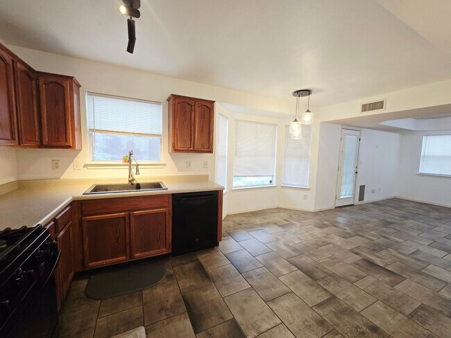 Building Photo - Charming 3 bedroom, 2.5 bath home in West ...