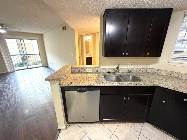 Building Photo - 1916 Lake Atriums Cir