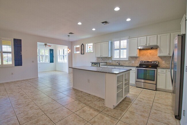 Building Photo - Annual Unfurnished 2 Bedroom 2 Bathroom Ho...