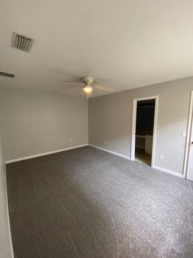 Building Photo - 613 Coconut Palm Way