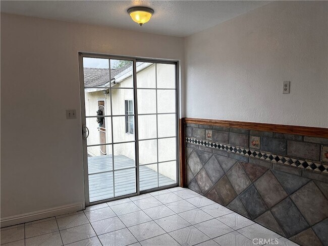 Building Photo - 609 Camulos St