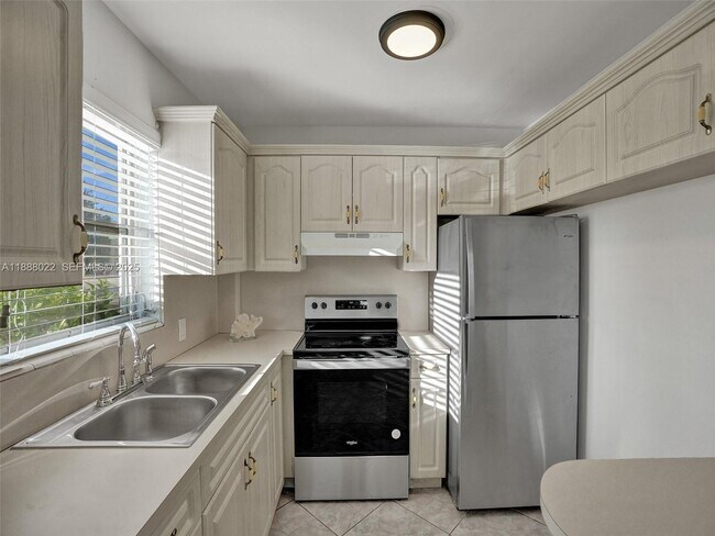 Building Photo - 5112 Hollywood Blvd