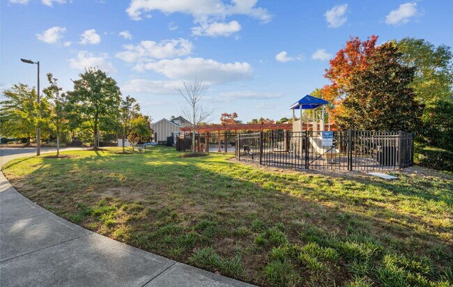 Building Photo - Spacious 3-Bed End-Unit Townhome in Durham