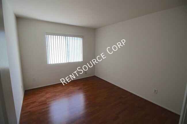 Building Photo - 3 Bedroom Townhome For Rent in Canyon Park...