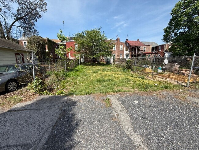 Building Photo - Beautiful Victorian Rowhome with Modern Updates – Available Now!