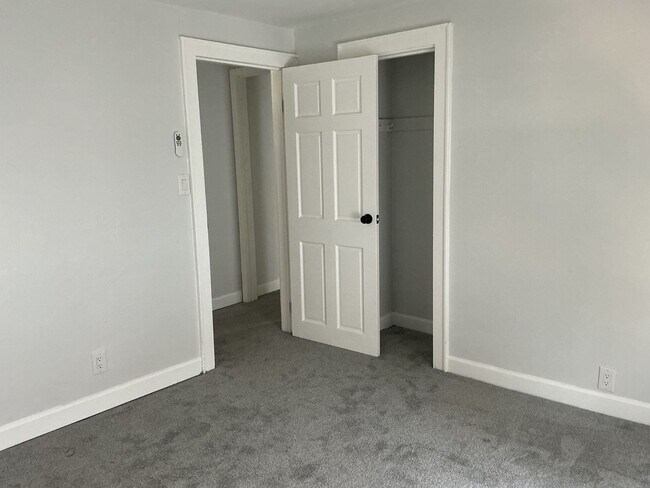 Building Photo - 4 Bedroom Single Family Home