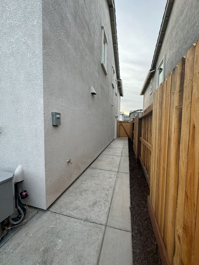 Building Photo - BRAND NEW 4 BEDROOM, 2.5 BATHS, 2 CAR GARA...