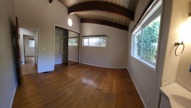 Building Photo - Large 5 Bedroom Home close to Poly Campus!!