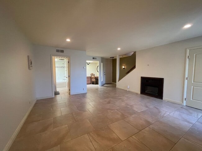 Building Photo - AVAILABLE NOW! LOVELY 1 Bed 2 Bath Condo i...
