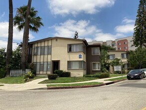 Building Photo - Reno Hoover Apartments..Beautiful, Spaciou...