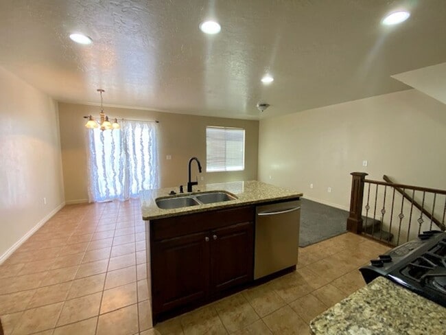 Building Photo - LARGE TOWNHOME AVAILABLE FOR RENT!