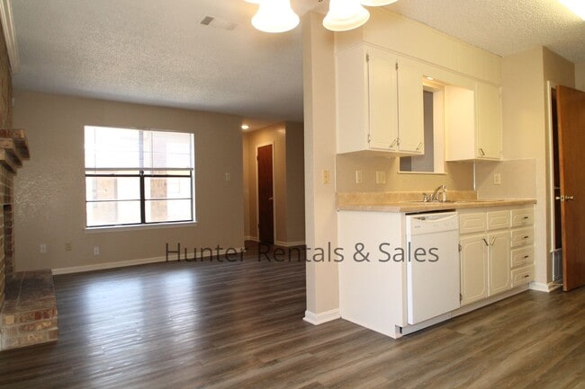 Building Photo - Updated 2-Bedroom Townhome with Modern Fin...