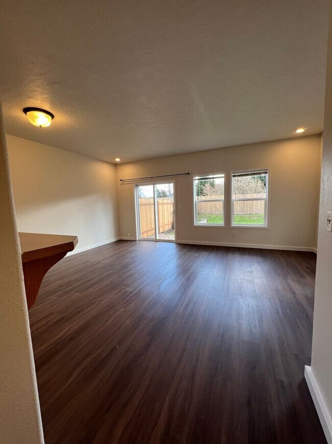 Building Photo - 3-bedroom 2 1/2-bathroom duplex