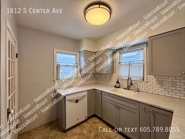 Building Photo - 1812 S Center Ave