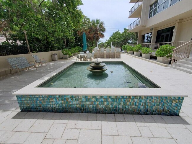 Building Photo - 1021 Hillsboro Mile