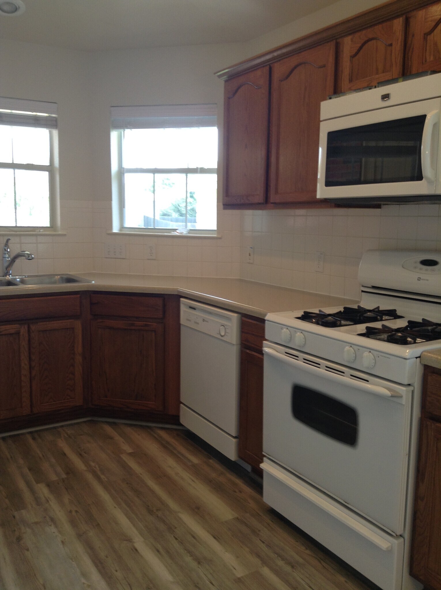 Kitchen - 5605 Bentsen Ln