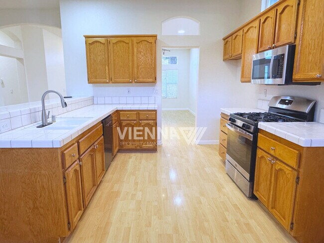 Building Photo - 2736 Genesee Dr