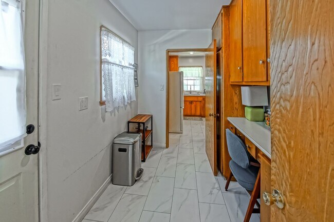 Building Photo - 1700 W 26th St