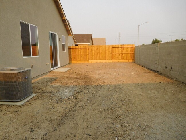 Building Photo - North Merced: $2400 4 Bedroom / 3 Bath Hou...