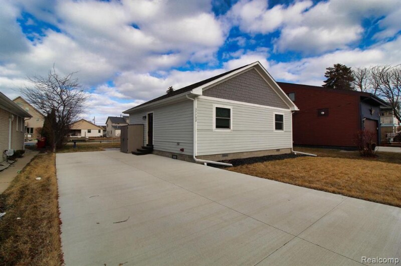 Primary Photo - 37752 Huron Pointe Dr