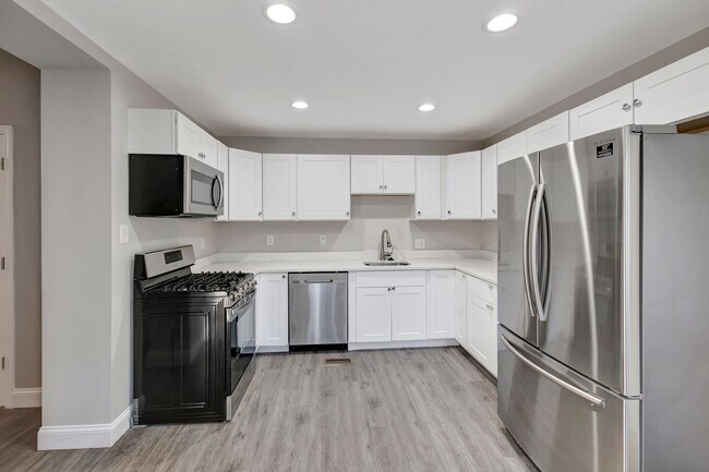 Building Photo - Beautiful Cape Cod 5 Bedroom