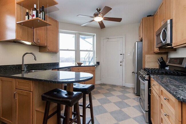 Building Photo - 609 W Stratford Pl