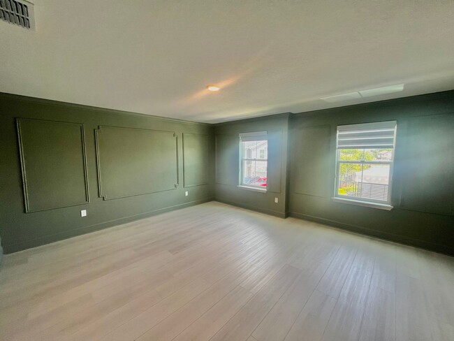 Building Photo - Beautiful 3 Bed, 2.5 Bath Townhome in Mode...