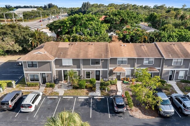 Building Photo - 850 Hill Dr