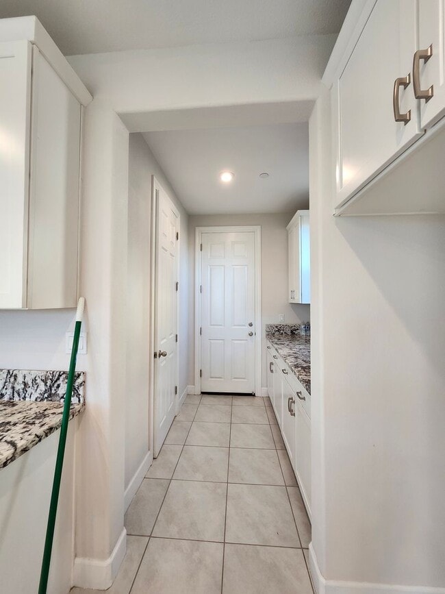 Building Photo - Beautiful Plumas Lake home on a large lot with SOLAR